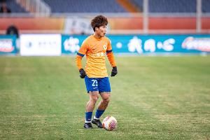 球迷不满谢文能：昨天你踢的太垃圾了，转型干网红去吧