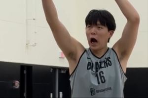 开拓者官方分享训练花絮：杨瀚森双手暴扣 罚球训练后搞怪互动